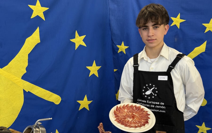 Lucas Martínez Silvestre: Cortador de Jamón Profesional en Alicante (Bocairent)