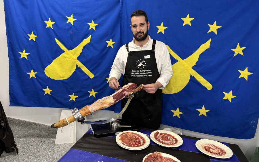 Pedro Villegas Alarcón, cortador de jamón profesional en Brenes, realizando corte en evento