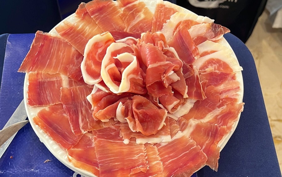 Vanessa Arrabal Rodríguez, cortadora de jamón profesional en Nerja, realizando corte en evento